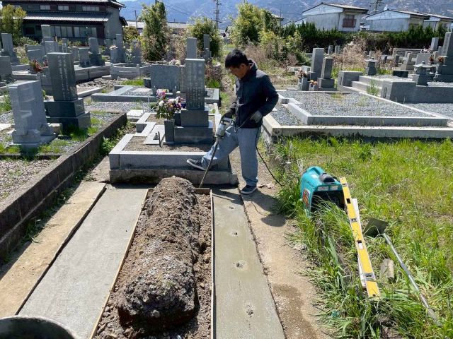養老町墓地　新しい墓石の建立　②基礎コンクリート打